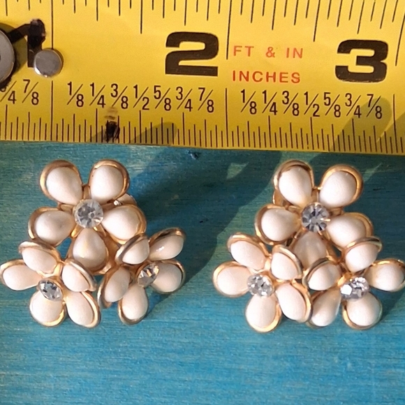 Vintage Jewelry - Vintage Gold-Tone White Flower Cluster Earrings with Clear Crystals